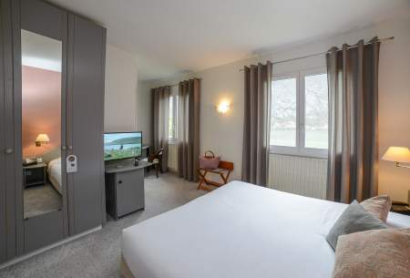 chambre hôtel vue lac aiguebelette